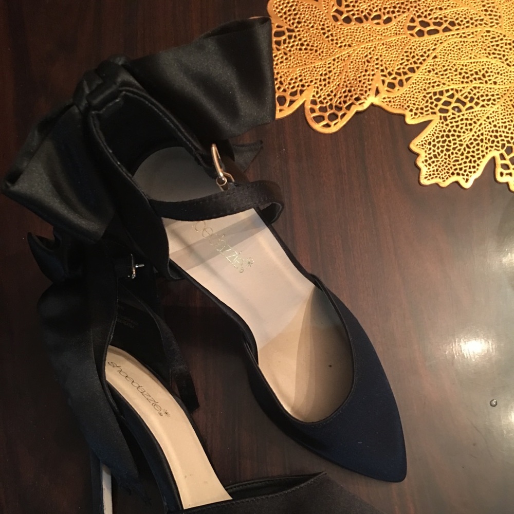 Black classy pump with bow